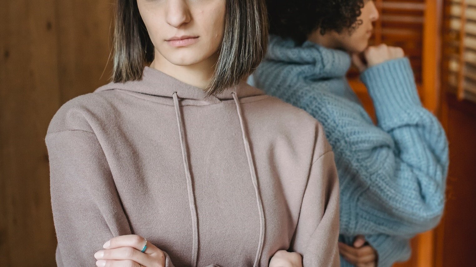 ▼眾人齊勸原PO，兄弟姐妹共同買房，將來產生衝突的可能性太多，很容易就傷了手足之情，最好能避免就避免。（示意圖／取自<a href="https://www.pexels.com/zh-tw/photo/6382686/"><span style="color:#000000;">Pexels</span></a>）