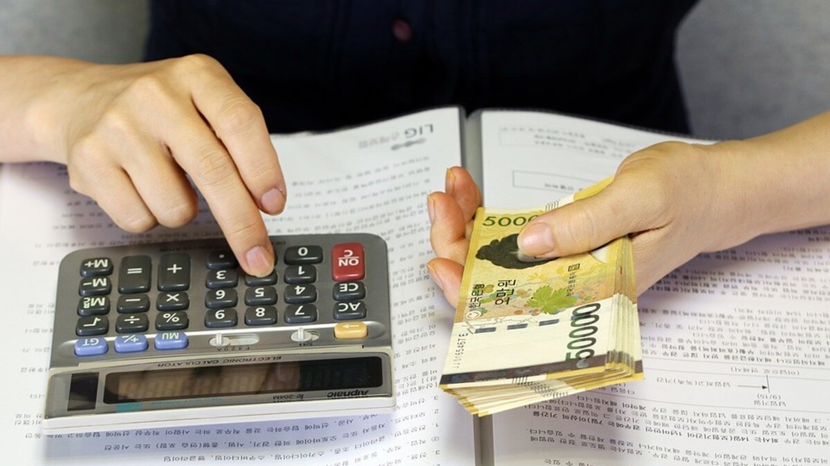 ▼自備款不到百萬即可買房，還附上裝潢與家電，條件似乎很具有吸引力，但他仔細試算後才發現，房貸竟然要約48年才能還清。（示意圖／取自<a href="https://pixabay.com/photos/don-money-call-finance-cash-3565700/"><span style="color:#000000;">pixabay</span></a>）