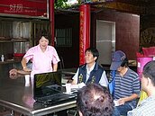 氣象局發布海警！凌晨豪雨中又淹水　半夜未眠忙搶救