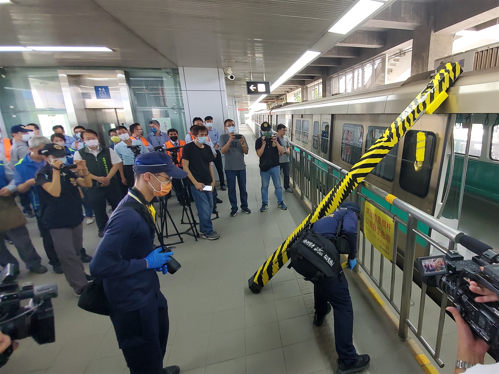 高雄市警局鑑識人員模擬在工地吊臂砸到列車的現場採證。記者王勇超／攝影 