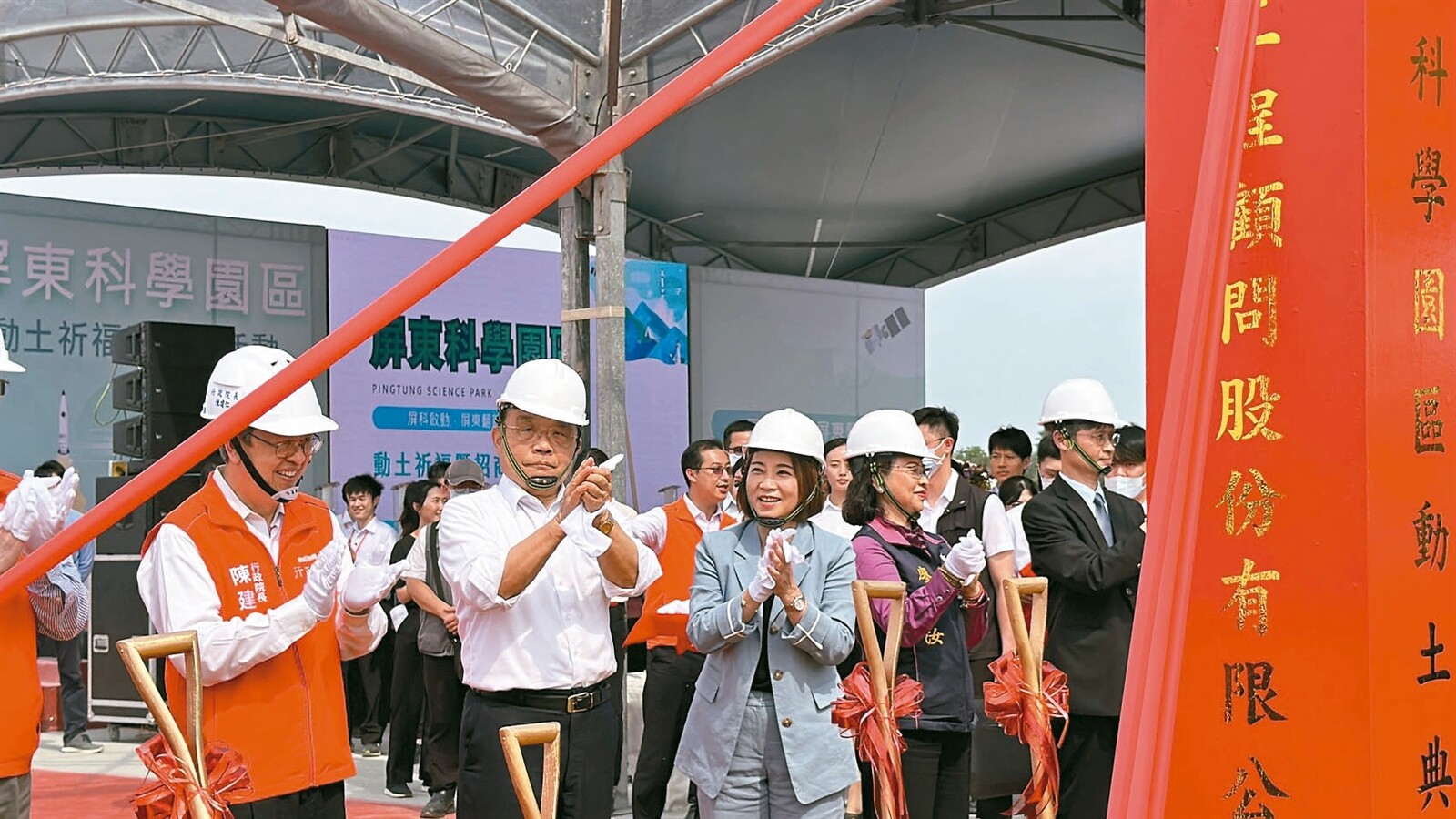 屏東科學園區昨動土，行政院長陳建仁（左一）、老縣長蘇貞昌（左二）、縣長周春米（左三）出席，期盼屏科啟動，屏東翻新。記者劉星君／攝影 