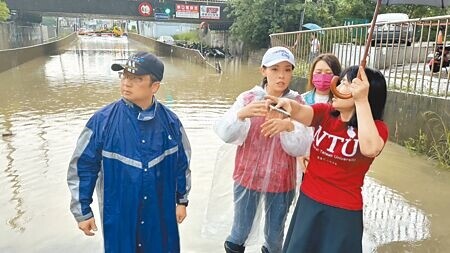 新竹市長高虹安昨天凌晨4點多接獲通報後，立即應變指揮，也趕赴三姓橋現場勘災。 （王惠慧攝）