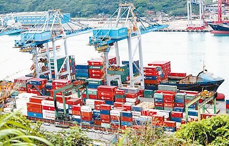 全球景氣降溫，中央銀行昨日公布第一季國際收支，經常帳順差較去年同期減少122億美元，跌破200億美元，為190億美元，為2020年疫情爆發以來的近3年新低，顯示我國出口因新冠「疫情紅利」不再。（本報資料照片）