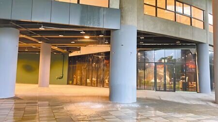 因昨天凌晨降下強降雨,議員們經過兒探館門口,發現積水不斷從2樓宣洩下來有如「瀑布」,也懷疑場館排水是否完善。(王惠慧攝)
