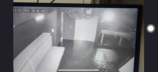 新竹棒球場的辦公區、打擊練習區、球員休息區等多處淹水,櫃子也漂浮水中。圖/市議員李國璋提供