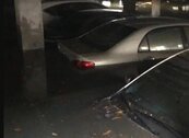 慘！新竹市暴雨害大樓地下室淹水　22輛汽車全泡水
