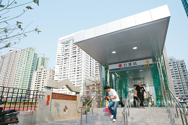 巨蛋與瑞豐夜市二大支柱,足以支撐區域商圈維持繁榮不墜。圖為高捷R14巨蛋站。(本報系資料庫)