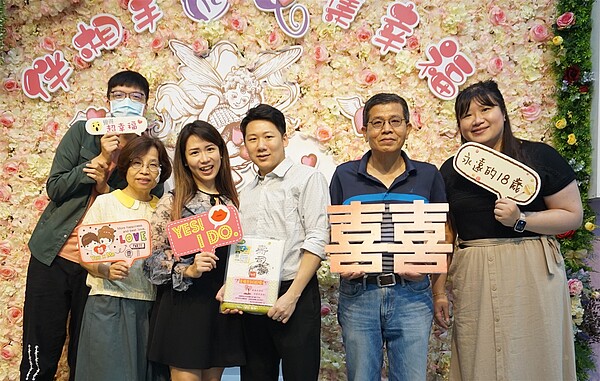 來自南台灣的陳先生與黃小姐愛上台中,選在520互訂終身。圖/台中市政府民政局提供