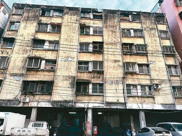 準備都更的「士林區社子警察新村」,民國62年拿到使用執照,現在處處鋼筋外露,幾乎是危樓,還有警眷居住。圖/議員陳怡君辦公室提供