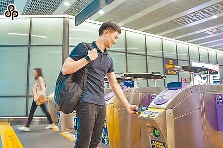 北捷規畫,將斥資4.53億元更新閘門電子零組件,預計2026年起就能用信用卡進出閘門,讓iPhone使用者透過Apple Pay,解鎖後感應搭車。(本報資料照片)