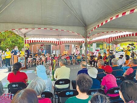 
桃園市警局交通警察大隊持續對高齡騎乘機車者交通安全宣傳，提高長者對交通規則、騎乘技巧和風險意識的認知。（蔡依珍攝）
