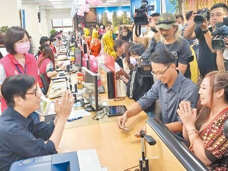 高雄市長陳其邁(左下)化身一日戶政員,協助新人辦理結婚登記。(林雅惠攝)