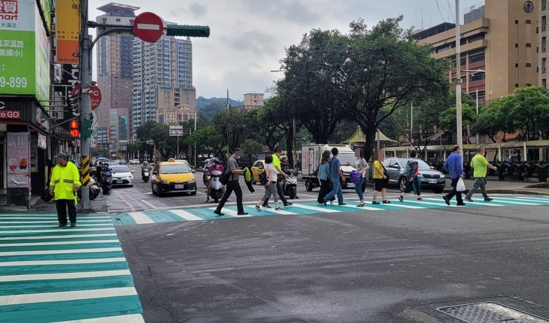第一階段信一路與義二路口等21處,人車衝突較多路口已設行人綠燈早開。記者游明煌/攝影