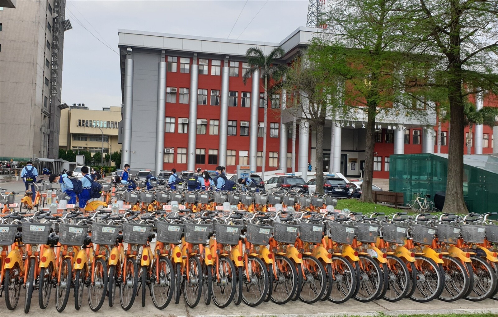 桃園市政府交通局表示微笑單車YouBike系統被駭有2萬多筆個資疑似外洩，圖為市政府旁的YouBike站。記者鄭國樑／攝影 