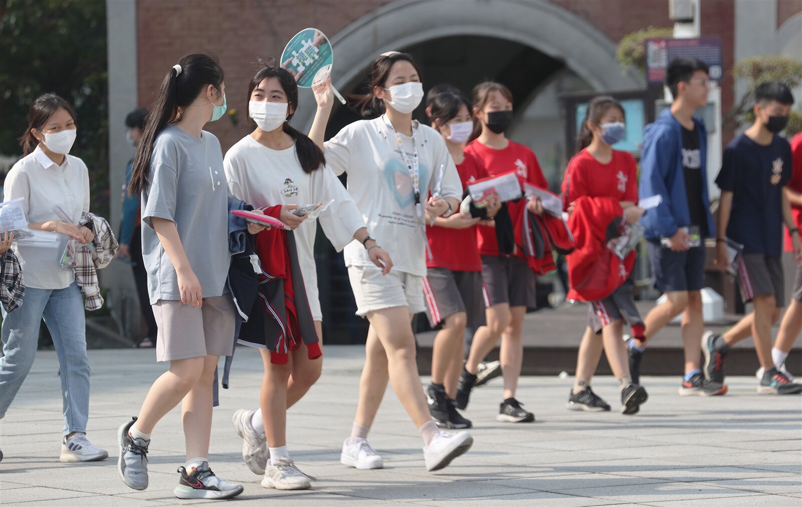 今天天氣好轉,氣溫略升,北部21至32度,中部22至34度,南部22至36度,東部20至34度。圖為昨天國中教育會考現場。記者劉學聖/攝影