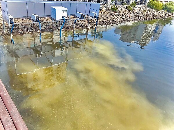 台南市政府水利局在運河截流站設置「遠端微氣泡溶氧系統」,藉提高運河含氧量,強化自淨能力,以改善水質。(水利局提供/洪榮志台南傳真)