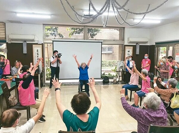 為讓長者更便利,新北市府推「銀髮俱樂部先修班」,把服務觸角延伸至公寓大廈。圖/新北市社會局提供