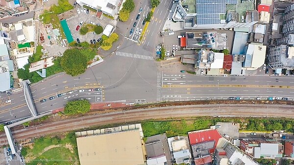 市府指出,交通改善小組將優先改善中華路四段至六段30處路口設計。圖為中華路四段與經國路口鳥瞰圖。圖/新竹市政府提供