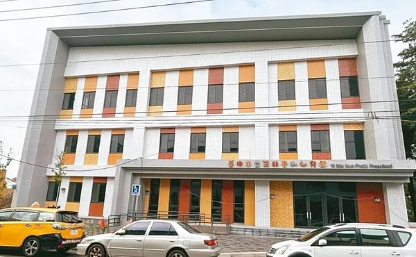 台中市大里區益民非營利幼兒園建築外觀已完成,但內裝迄今仍在發包,地方擔心趕不上8月開學。圖/市議員李天生提供
