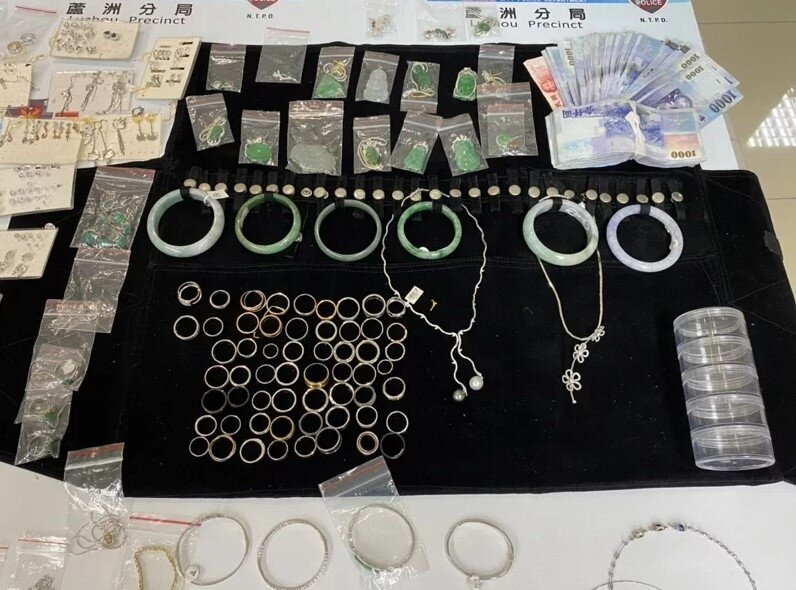 49歲蔡姓男慣竊,涉嫌鑿洞潛入銀樓偷竊上百萬飾品,警方查扣相關證物。記者曾伯愷/翻攝