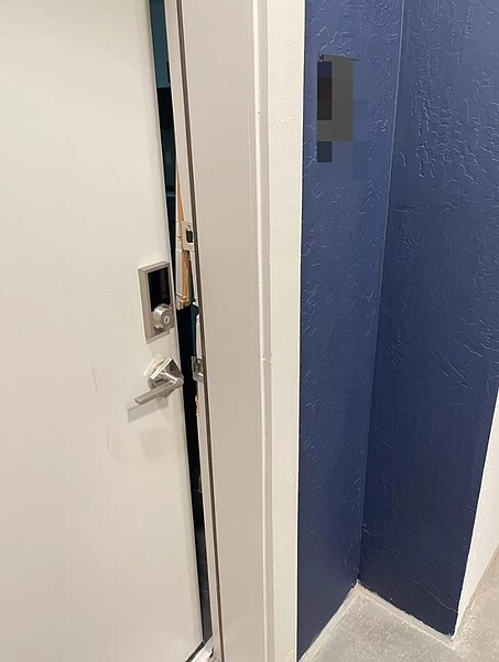 台積電員工拍下空屋門鎖遭破壞情況。圖/翻攝自網路