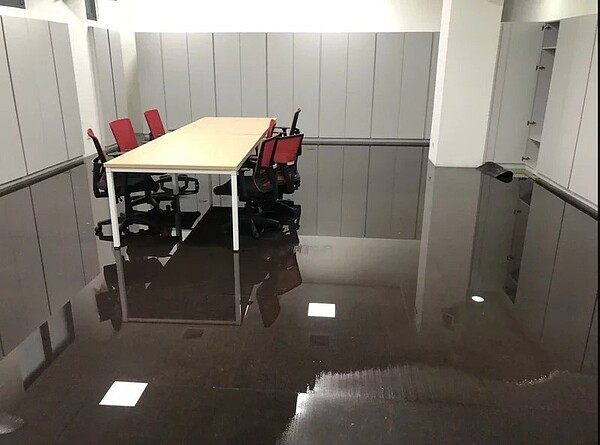 斥資12億元改建的新竹市立棒球場昨天歷經大雷雨過後,室內球員休息區、打擊練習區與辦公室多處淹水。記者張裕珍/翻攝