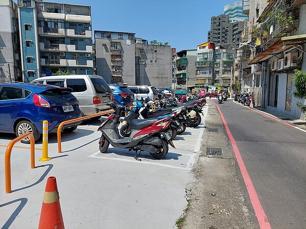 永和區永貞路347巷約有150平方公尺的閒置土地,經市府各局處攜手合作,規劃出46個路邊機車停車格,免費提供民眾使用。圖/新北市政府提供