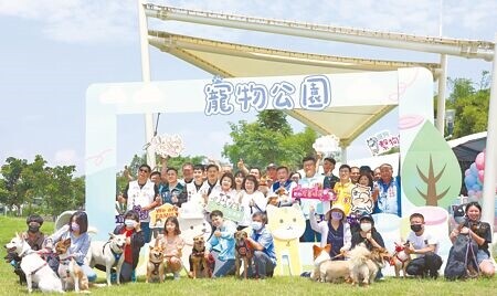 
嘉義市首座寵物公園在綠映水漾公園啟用，市長黃敏惠（第二排左五）與毛爸毛媽一同歡慶。（廖素慧攝）
