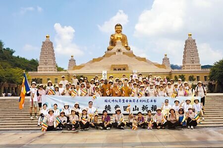 佛光山開山星雲祖師圓寂百日,21日上午6時在監寺慧專法師帶領下,從旗山禪淨中心步行抵達佛光山,禮敬佛陀及緬懷星雲大師。(林雅惠攝)