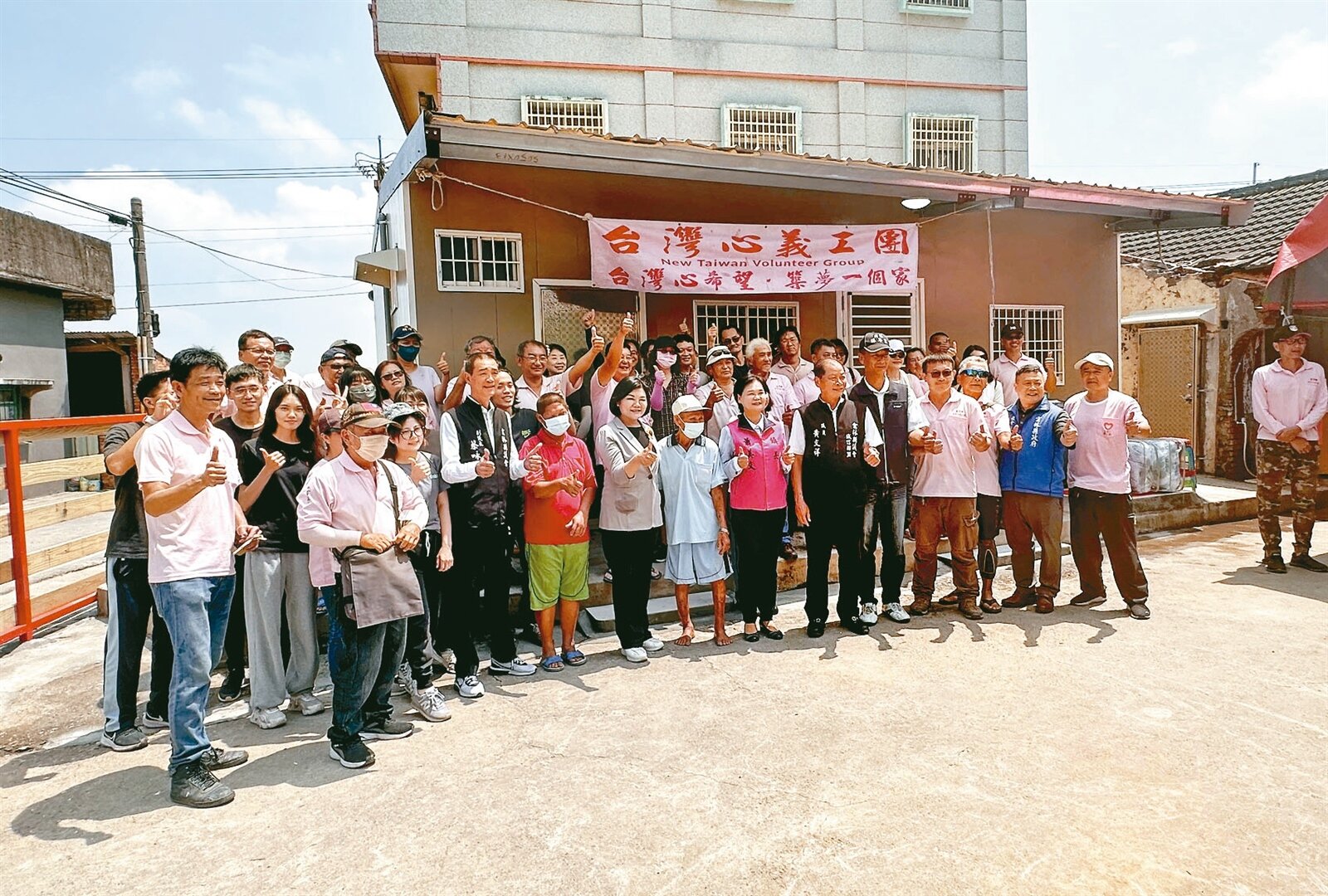 台灣心義工團協助重建新屋，縣長張麗善（前排右九）昨主持入厝儀式，右八為蔡姓老翁。記者蔡維斌／攝影 