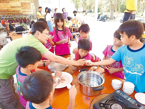 台南市馬沙溝社區發展協會自發性成立休憩場域,帶領學生團體進行DIY捏製虱目魚丸等遊程體驗。(台南市馬沙溝觀光休閒協會提供/張毓翎台南傳真)