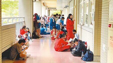 考生普遍認為今年的自然科考題程度在適中偏易,不會太困難。(呂健豪攝)