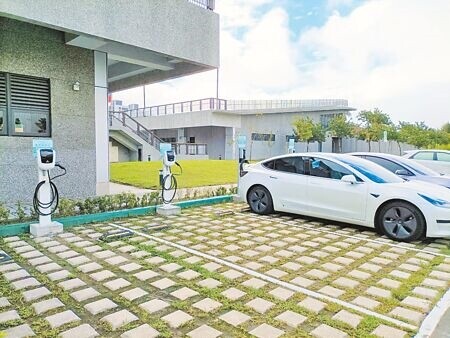
在新北市環保局補助下，去年在八里行政中心完成4座電動車充電樁。（黃敬文攝）
