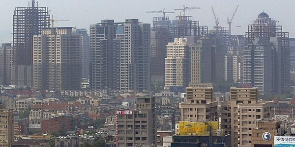 為降低房貸風險,有銀行採取實地房屋鑑價時,至少一主管、一行員,以增加鑑價的客觀性,更能避免行員出現勾結外部人員的弊端。圖/中時報資料照片