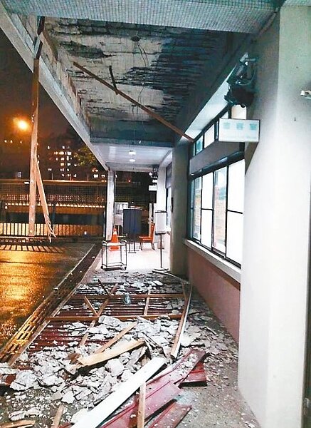 文山區老人自費安養中心長青樓,從2020年起陸續發生天花板坍塌。圖/簡舒培辦公室提供