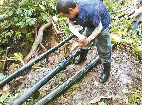 復興區自來水普及率全桃園最低，近6成居民使用簡易自來水，巡查管線很重要。圖／復興區公所提供
