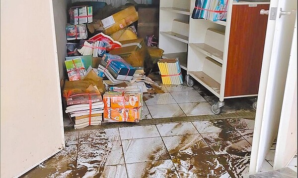 新竹市文化局圖書館南寮分館淹大水,地下室自修室及數百本老舊書籍泡水。(新竹市文化局提供/王惠慧新竹傳真)