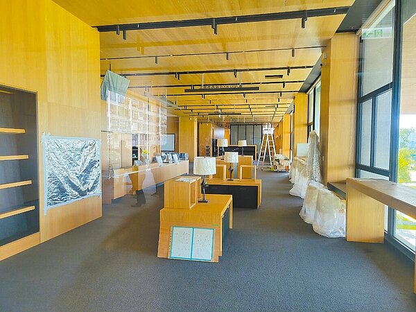八德3號社宅內的新圖書館八德分館,占地約500坪,可放2萬冊圖書,預計10月進駐完成。(市議員呂林小鳳提供/陳夢茹桃園傳真)