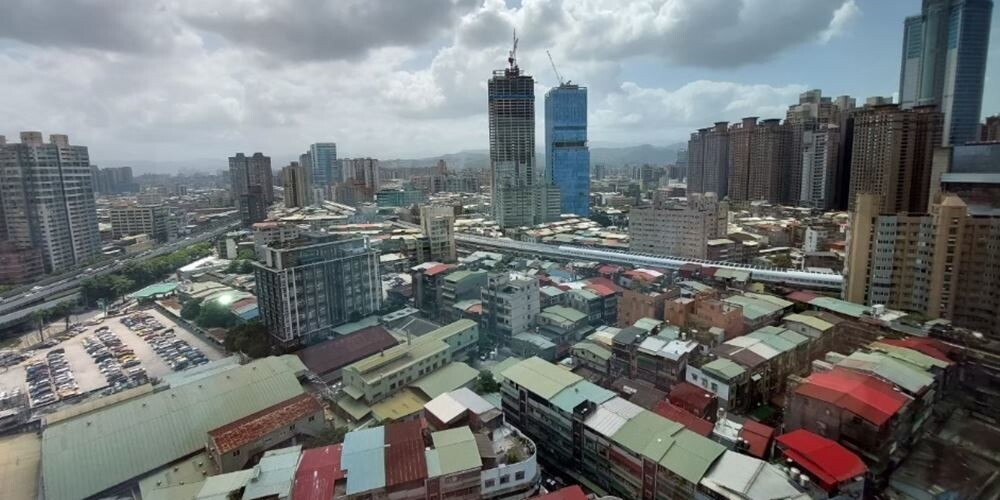 公股銀行評估,高利率持續及明年初總統大選的衝擊,今年房市不但不看可轉為成長,預測移轉棟數甚至有可能跌到近30萬棟或跌破,更確定將是連二年衰退。圖/中時報資料照片