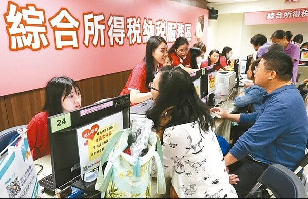 今年的消費者物價指數累計漲幅可望達到所得稅法規定的調整門檻,免稅額等將調高,民眾後年報稅可適用。圖/聯合報資料照片