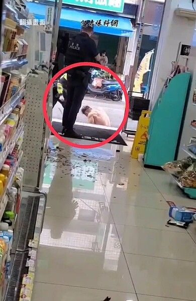 警員遭朱姓健美教練打後,疑似情緒失控爆打朱男背部,桃園市政府警察局認定執法過當。圖/取自記者爆料網