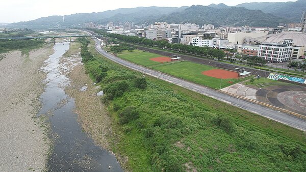 大漢溪堤外便道7.4km明年完工,有效串聯河濱自行車道動線,打造「綠色水岸自行車路廊」。圖/新北市水利局提供