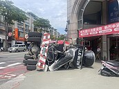 混凝土預拌車轉彎翻覆！違停機車慘被困