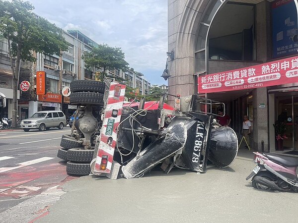混凝土預拌車轉彎翻覆,大量混凝土流滿地,波及違規停車的機車。記者蕭雅娟/翻攝
