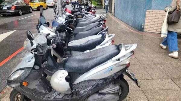 新北市交通局長鐘鳴時表示,因為城市環境不同,所以新北在機車退出騎樓做法不會像台北市一樣,會有優先順序。圖/聯合報系資料照片