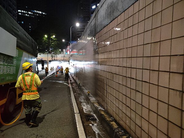 車行地下道牆面清洗作業。圖/環境保護局提供