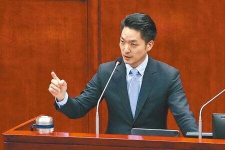 
民眾黨台北市議員黃瑩22日質疑市府發放重陽敬老禮金恐造成預算排擠，市長蔣萬安回嗆，民眾黨若執政，依照前北市副市長黃珊珊參選市長時的政見也要發敬老禮金。（鄧博仁攝）
