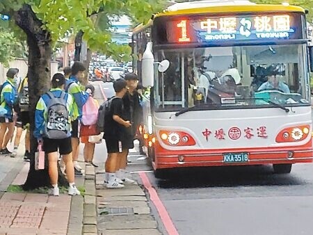 
桃園市政府於6月1日起再加碼4000元補貼公車駕駛員薪資，連同既有加薪6000元政策，每位駕駛共可獲得每月1萬元薪資補貼直到年底。（蔡依珍攝）
