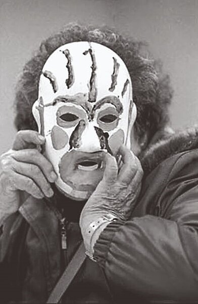 台灣最後一位倖存的二戰日軍性奴隸慰安婦阿嬤日前過世,享壽92歲,她當年在秀林鄉一處日軍營區被迫提供性服務;這是她參加台北市婦女婦援會基金會身心治療工作坊課程,戴上親手繪製的面具,該項課程專為當年受害者設計,透過面具彩繪來敘述她們隱藏多年的創傷經驗。圖文∕黃子明