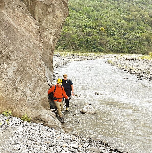 霧台飛龍瀑布溯溪意外目前仍有3人失聯，屏東警消將持續搜索，不放棄任何機會。（屏縣消防局提供／林和生屏東傳真）